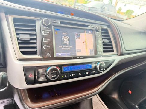 Used 2019 Toyota Highlander Limited Platinum FWD image 22