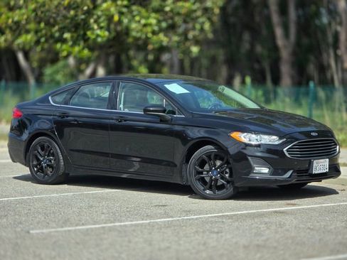 Used 2019 Ford Fusion SE w/ Equipment Group 151A image 4
