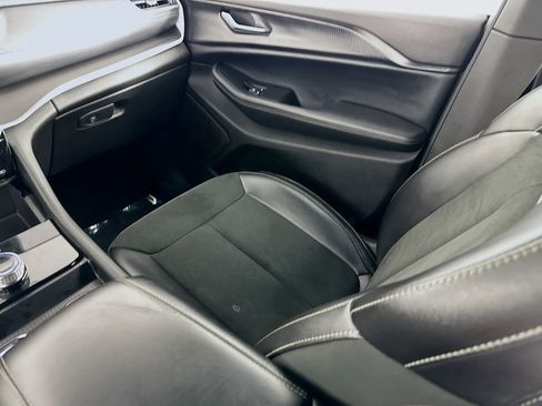 Certified 2024 Jeep Grand Cherokee Altitude image 33