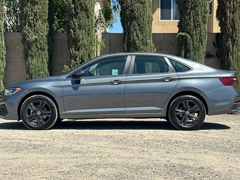 Certified 2024 Volkswagen Jetta SE w/ Panoramic Sunroof Package image 7