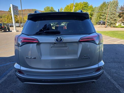 Used 2018 Toyota RAV4 XLE image 4