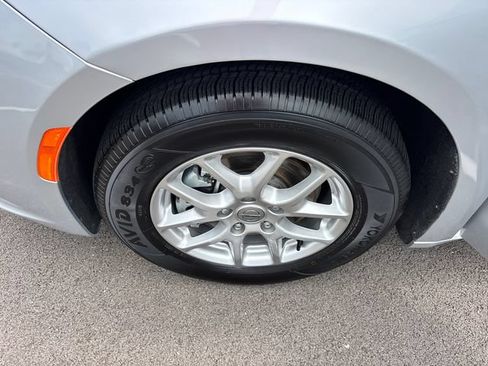 Used 2024 Chrysler Pacifica Touring-L FWD image 36