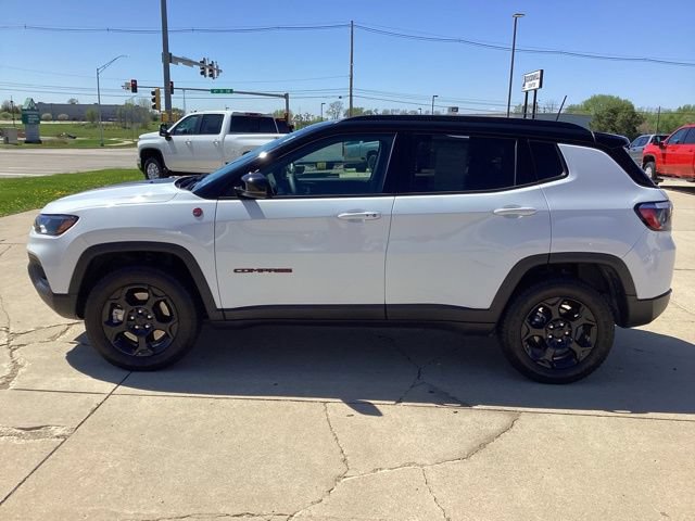 Used 2024 Jeep Compass Trailhawk w/ Trailer Tow Group AWD/4WD image 2