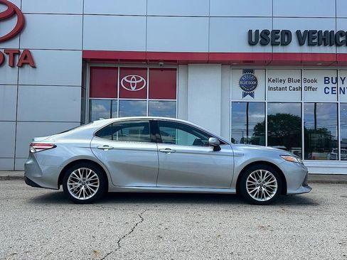 Certified 2019 Toyota Camry XLE FWD image 7