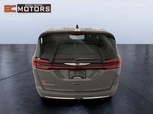 Used 2023 Chrysler Pacifica Touring-L image 6