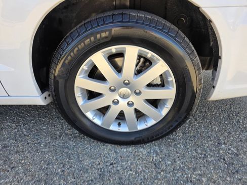 Used 2015 Chrysler Town & Country Touring FWD image 39
