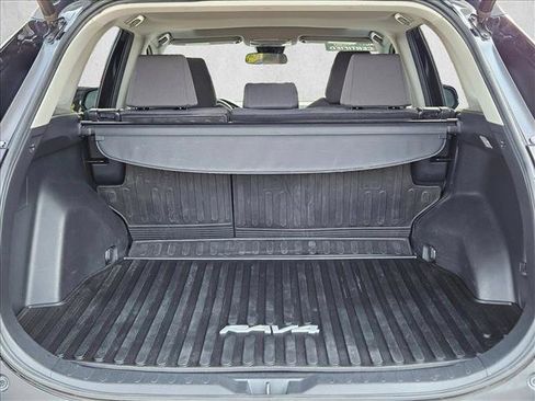 Used 2019 Toyota RAV4 XLE w/ Convenience Package FWD image 6