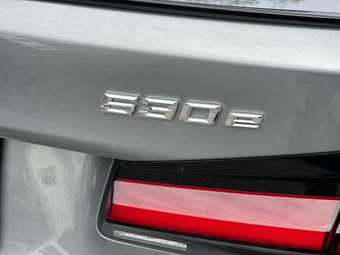 Used 2023 BMW 530e w/ M Sport Package image 26