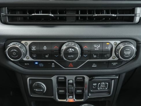 Used 2025 Jeep Wrangler Unlimited Sahara AWD/4WD image 14