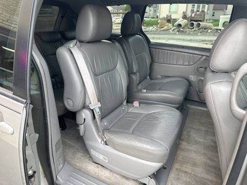Used 2010 Toyota Sienna XLE Limited FWD image 11