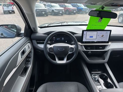 Used 2025 Ford Explorer Active AWD/4WD image 11