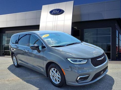 Used 2025 Chrysler Pacifica Select FWD image 1