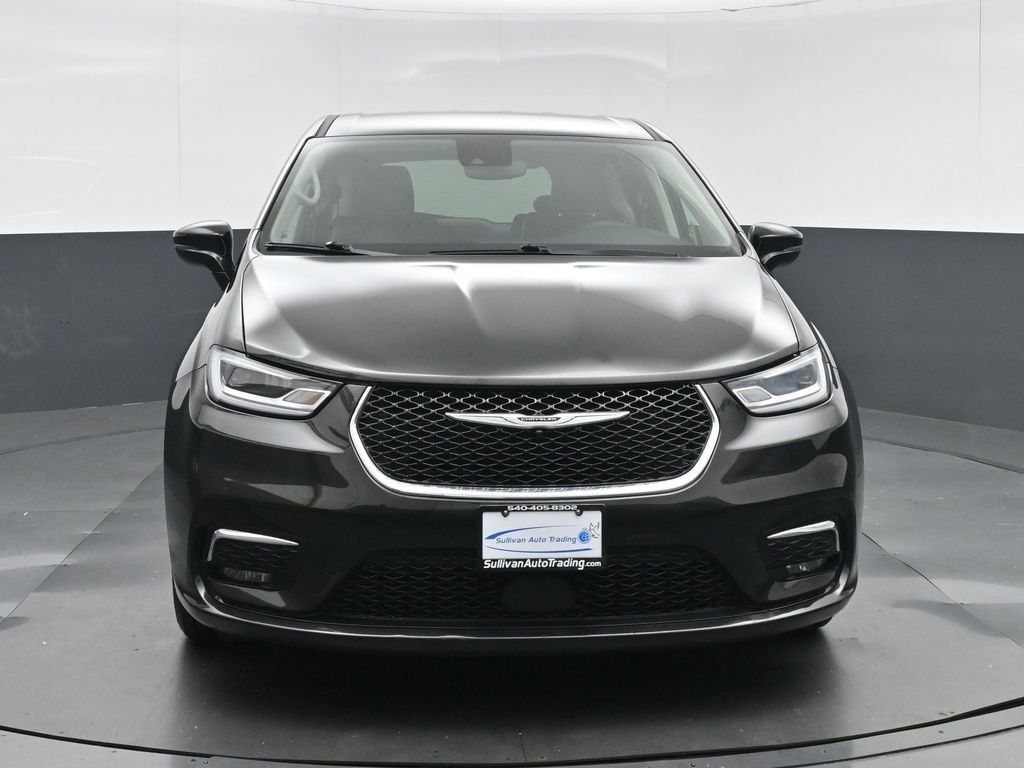 Used 2024 Chrysler Pacifica Touring-L FWD image 2