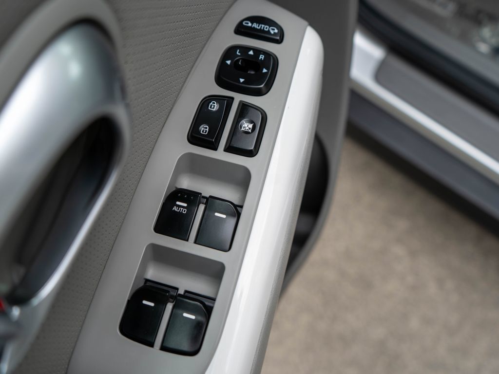 Used 2016 Kia Soul EV + FWD image 17