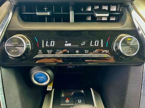 Used 2021 Toyota Venza LE image 14