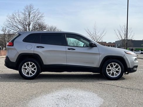 Used 2015 Jeep Cherokee Sport FWD image 3