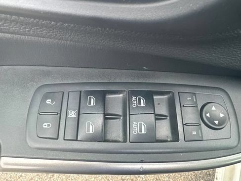 Used 2019 Jeep Cherokee Overland w/ Technology Group AWD/4WD image 6
