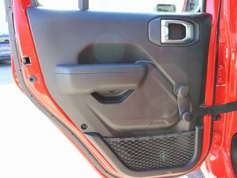 Used 2024 Jeep Gladiator Sport image 16