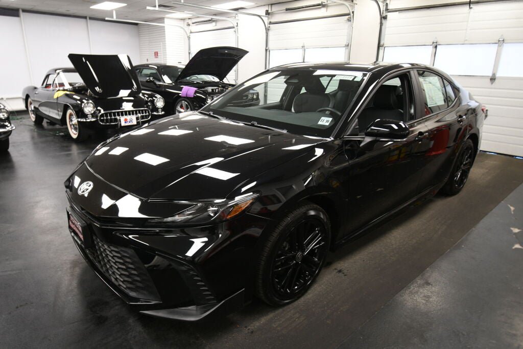 Used 2025 Toyota Camry SE w/ Convenience Package AWD/4WD image 4