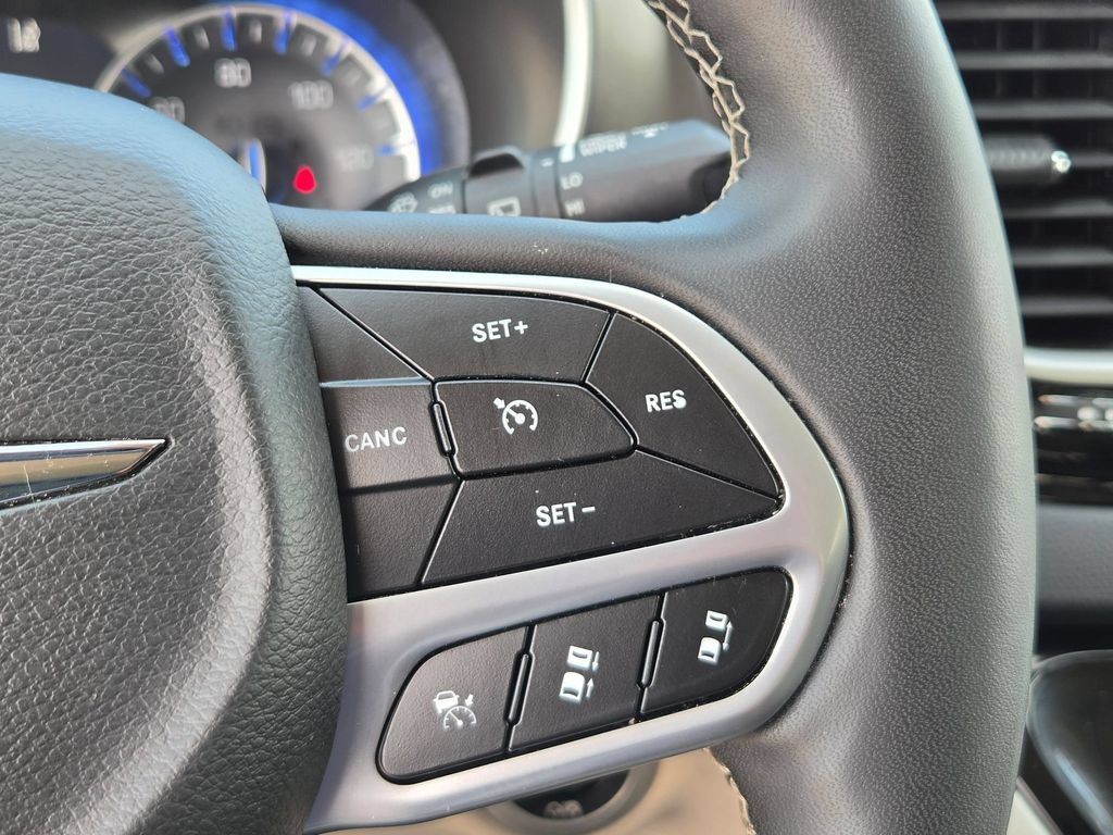 Used 2024 Chrysler Pacifica Touring-L FWD image 19