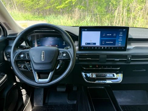 Used 2023 Lincoln Corsair AWD w/ Equipment Group 101A image 23