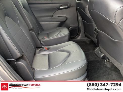 Used 2025 Toyota Highlander XLE AWD/4WD image 33