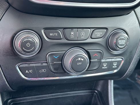 Used 2020 Jeep Cherokee Latitude Plus AWD/4WD image 20