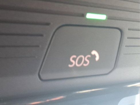 Certified 2022 Volkswagen Golf R image 19