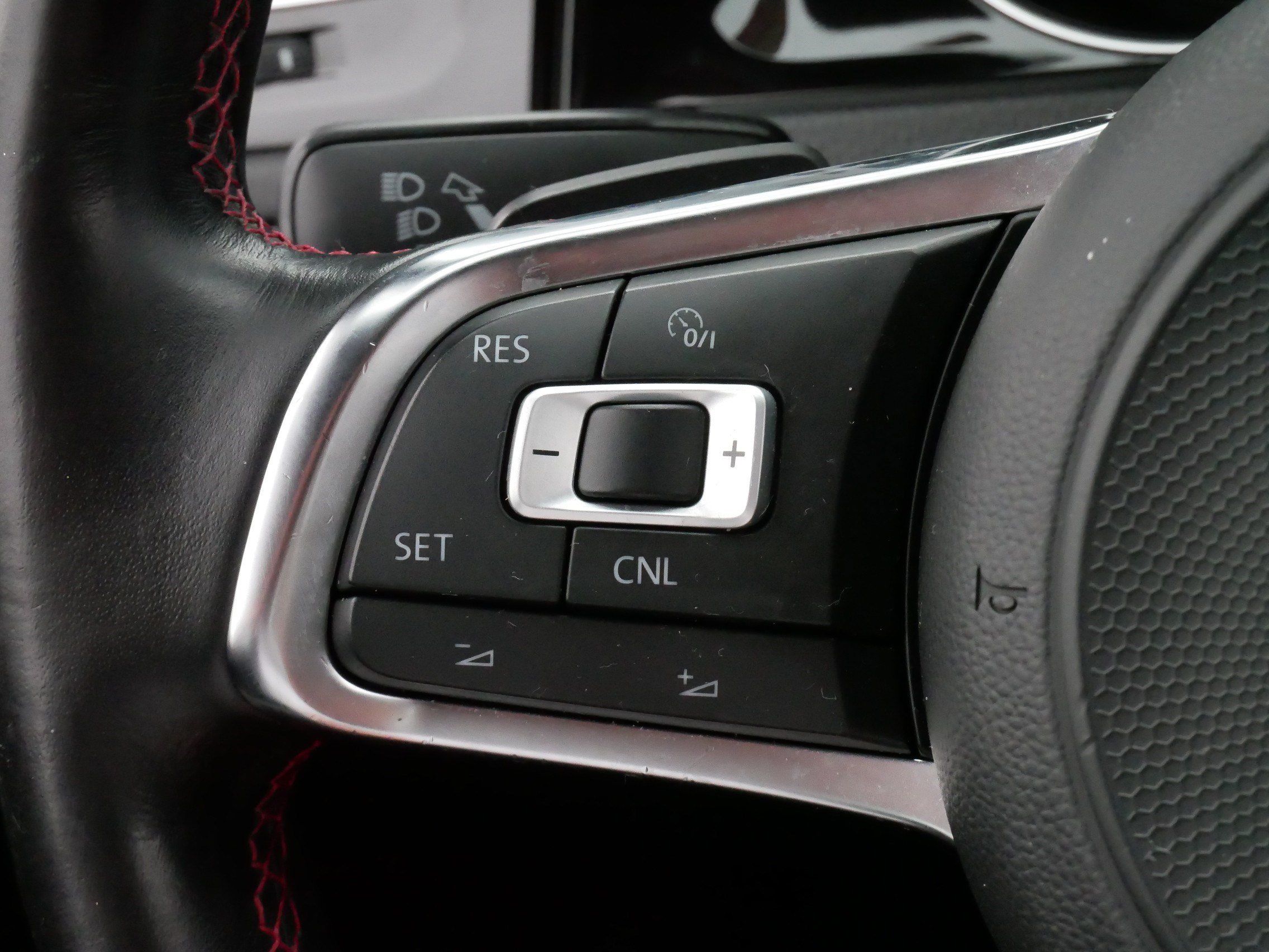 Used 2018 Volkswagen GTI SE FWD image 25