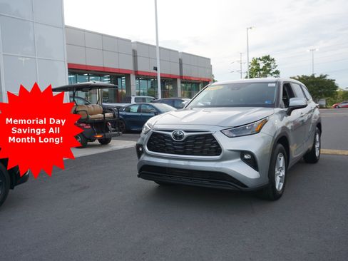 Used 2023 Toyota Highlander LE FWD image 1