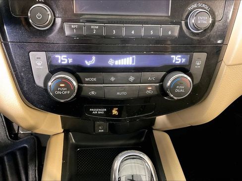 Used 2017 Nissan Rogue SV AWD/4WD image 33