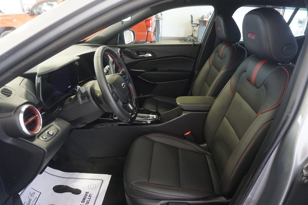 Used 2024 Chevrolet Trax RS w/ Sunroof Package FWD image 20