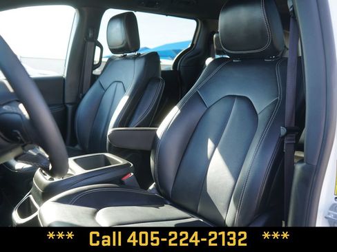 Used 2025 Chrysler Pacifica Select FWD image 17