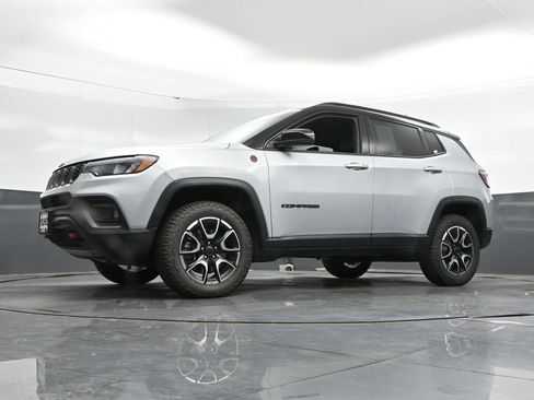 Used 2025 Jeep Compass Trailhawk w/ Trailer Tow Group AWD/4WD image 45