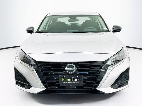 Used 2024 Nissan Altima 2.5 SV image 2