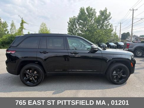 Used 2024 Jeep Grand Cherokee Altitude AWD/4WD image 9