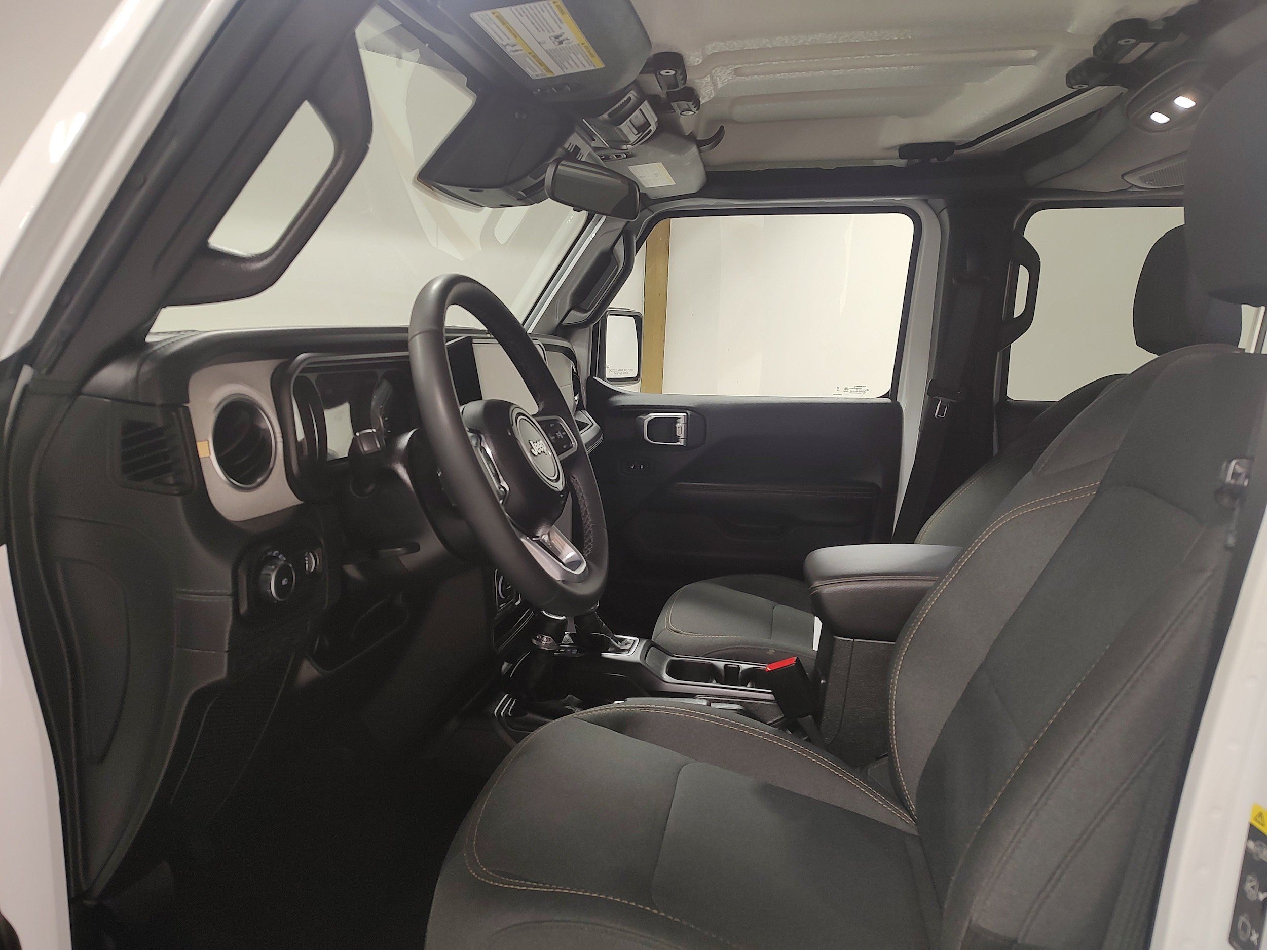 Used 2025 Jeep Wrangler Unlimited Sahara AWD/4WD image 9