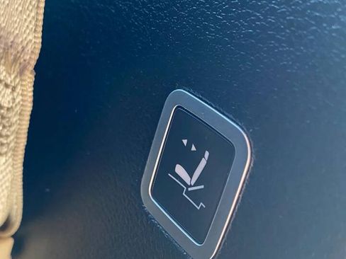 Used 2019 Chrysler Pacifica Limited w/ Tire & Wheel Group FWD image 36