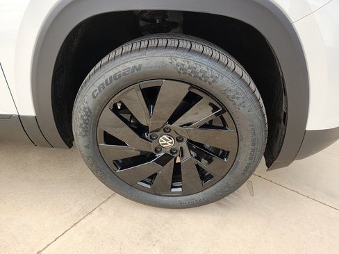 Certified 2026 Volkswagen Atlas SE FWD image 9