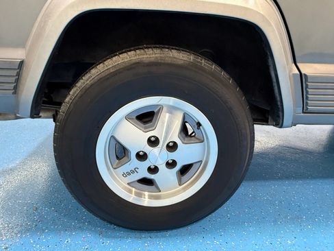 Used 1990 Jeep Cherokee Laredo RWD image 55