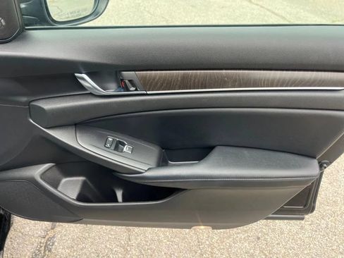 Used 2018 Honda Accord Touring image 17