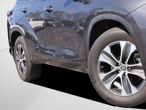 Used 2023 Toyota Highlander XLE image 3