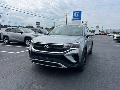 Used 2023 Volkswagen Taos SE w/ Panoramic Sunroof Package