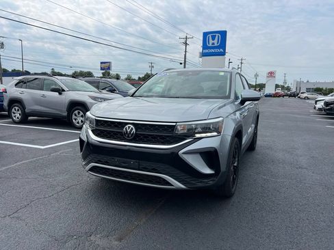 Used 2023 Volkswagen Taos SE w/ Panoramic Sunroof Package AWD/4WD image 1
