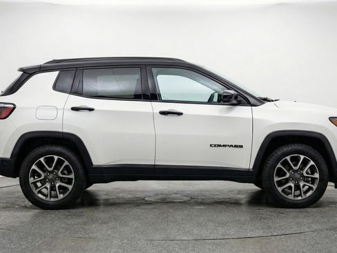Used 2025 Jeep Compass Trailhawk image 11