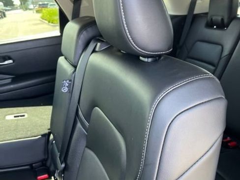 Used 2024 Nissan Pathfinder SL FWD image 10