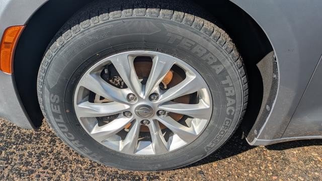 Used 2018 Chrysler Pacifica Touring-L FWD image 19