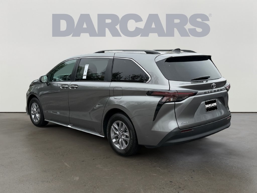 Used 2026 Toyota Sienna XLE FWD image 5