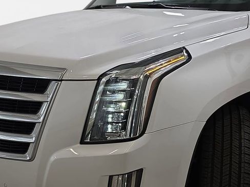 Used 2018 Cadillac Escalade Luxury AWD/4WD image 31