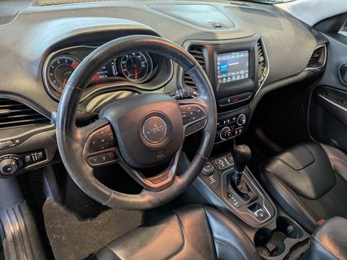 Used 2019 Jeep Cherokee Latitude Plus w/ Cold Weather Group AWD/4WD image 2